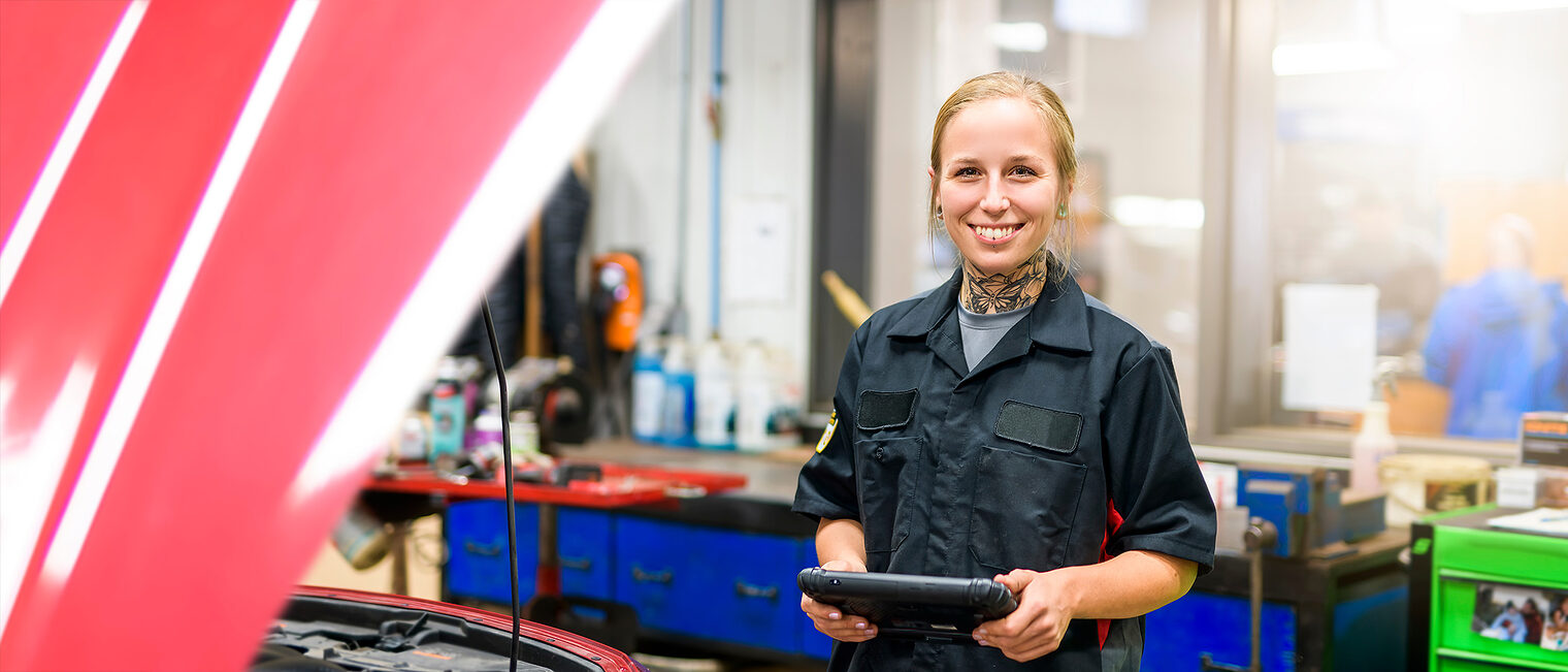 Handwerkerin in der Kfz-Werkstatt. Bild: stock.adobe.com / pololia