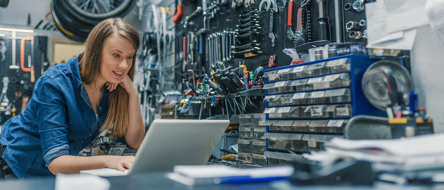 Frau an einem Laptop im Fahrradladen. Bild: Dragana Gordic / stock.adobe.com