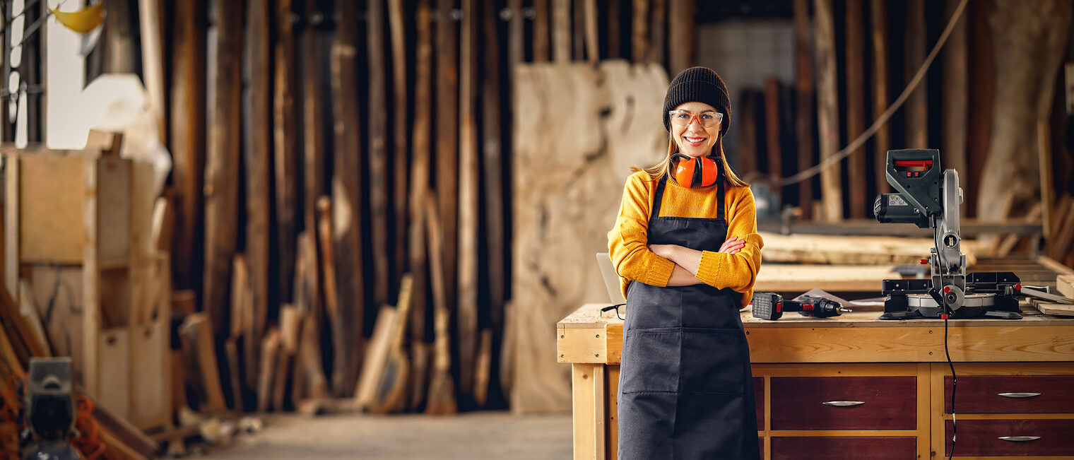 Frau in Tischler-Werkstatt, Holz. Bild: JenkoAtaman /stock.adobe.com