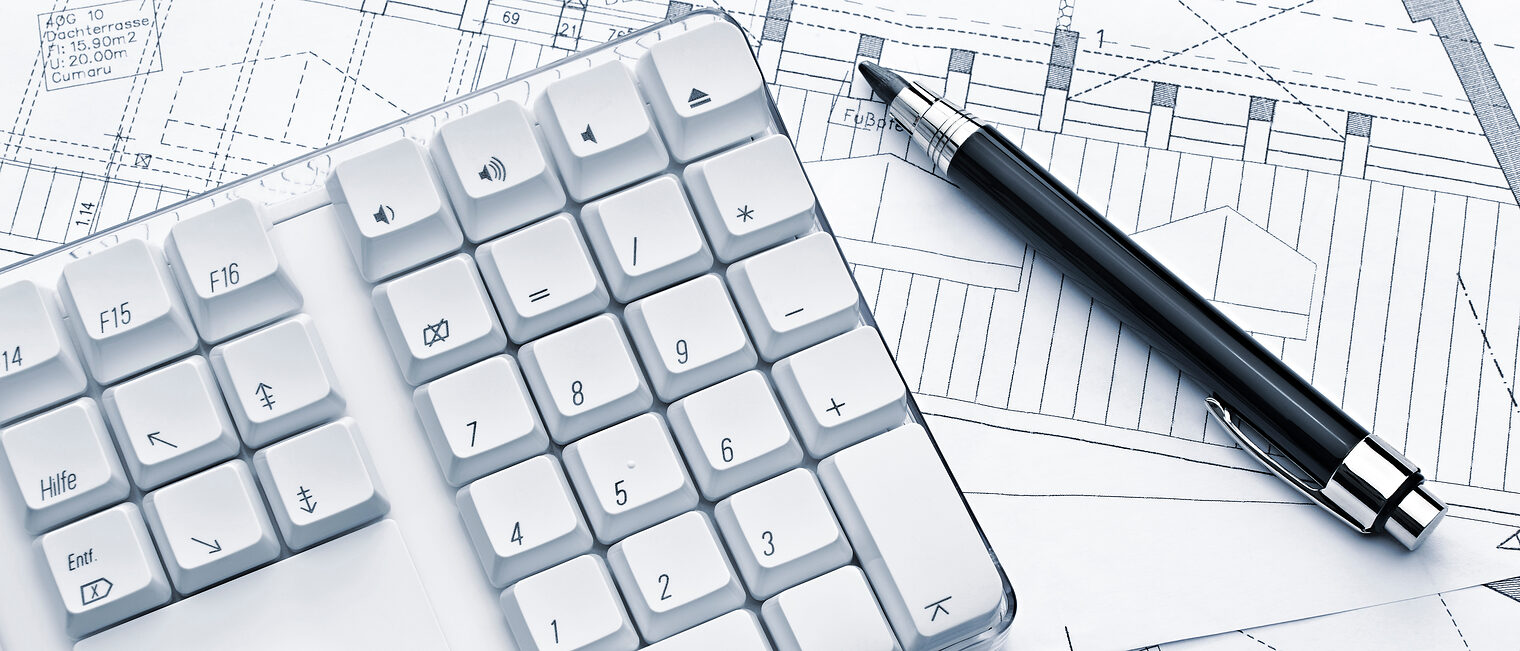 Plan, Pläne, Tastatur, Ausschreibung, Vergabe, Stift. Bild: johannesspreter / stock.adobe.com