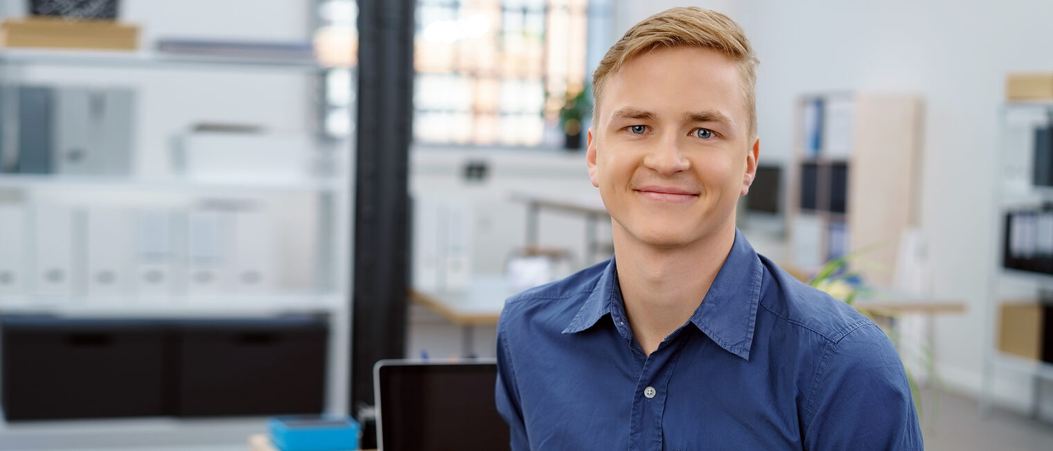 Lächelnder junger Handwerker im Büro. Bild: contrastwerkstatt / stock.adobe.com