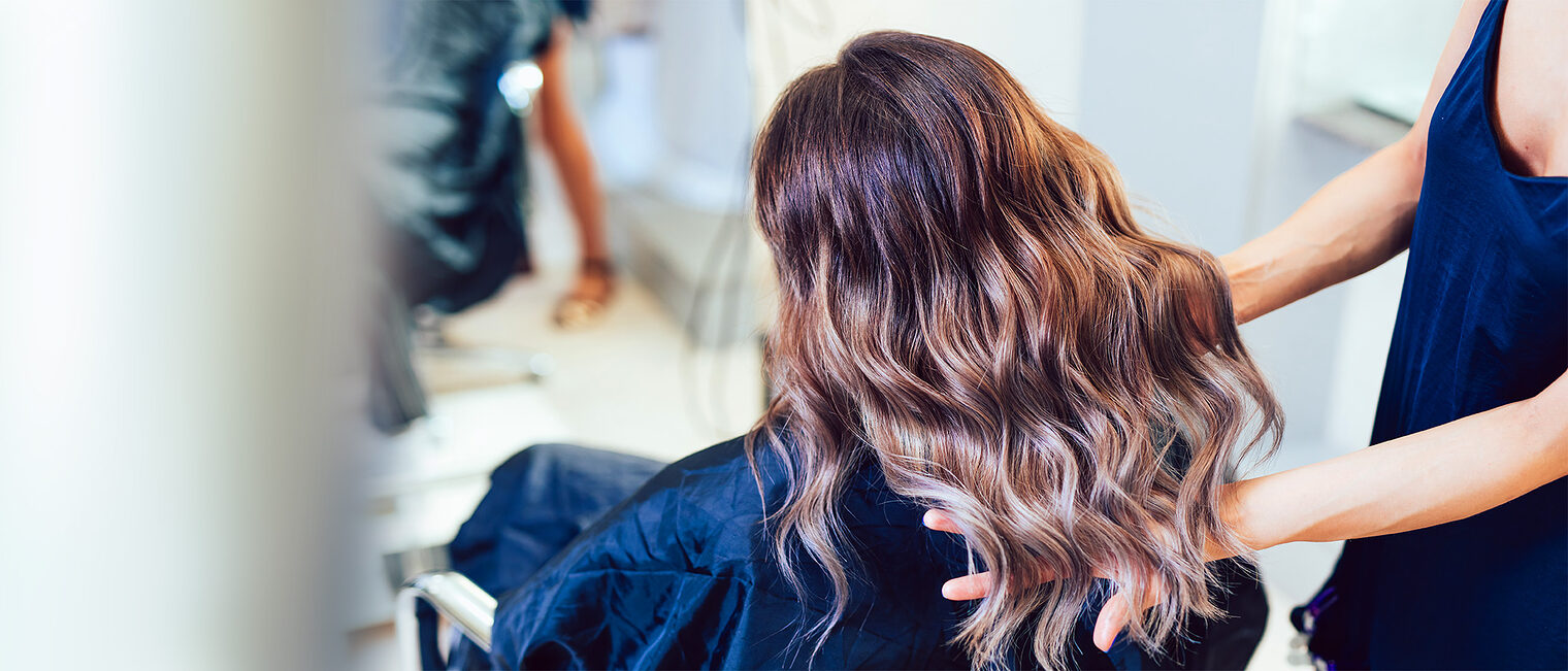 Balayage im der Friseursalon. Bild: stock.adobe.com / hedgehog94