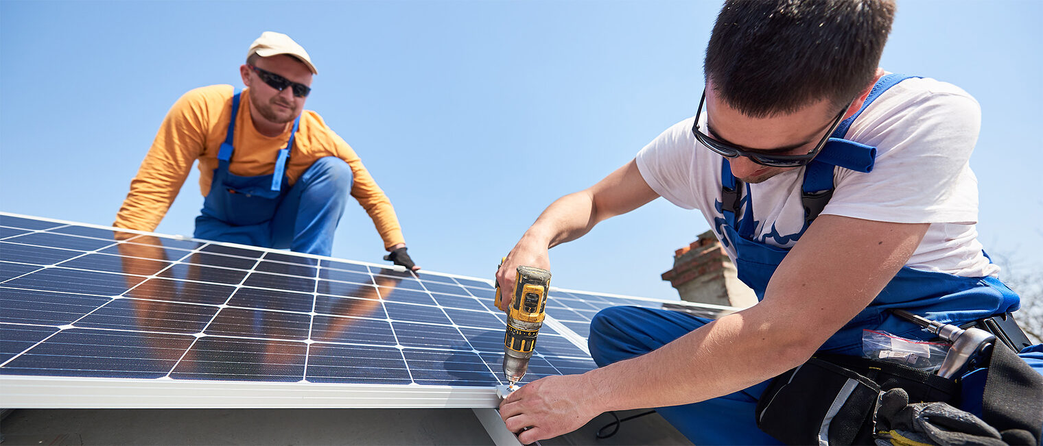 Installation einer Solaranlage. Bild: stock.adobe.com / Anatoliy Gleb