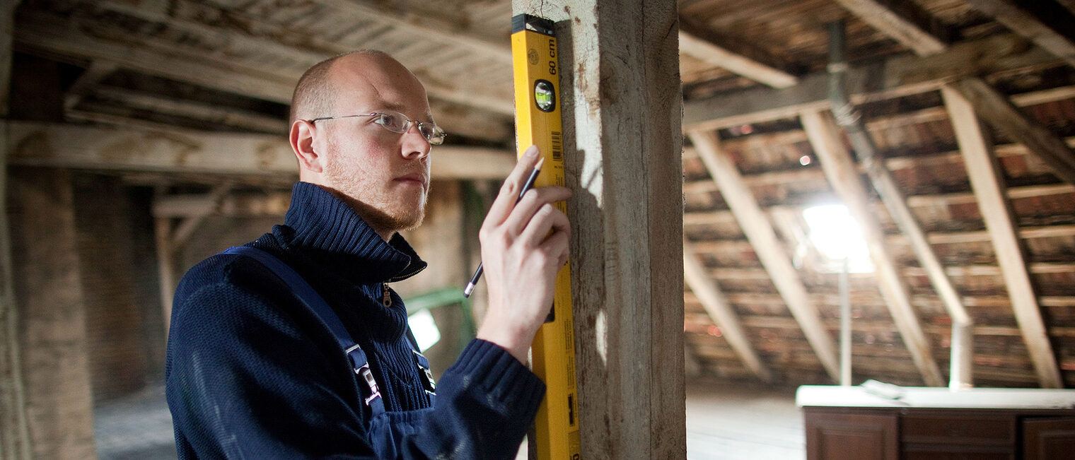 Vermessung in einem Dachstuhl. Bild: KfW-Bildarchiv / photothek.net
