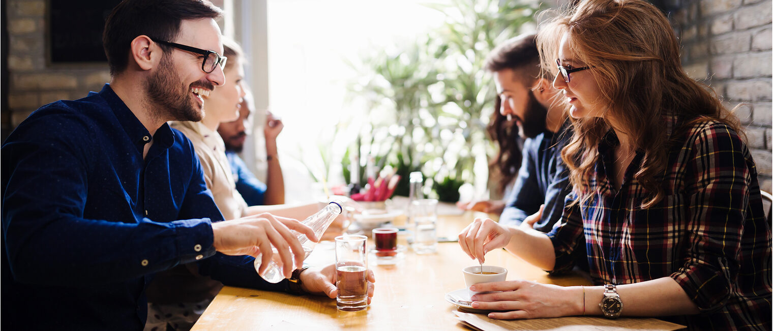 Kollegen am Tisch, Frühstück, Speeddating, Gespräch. Bild: NDABCREATIVITY / stock.adobe.com