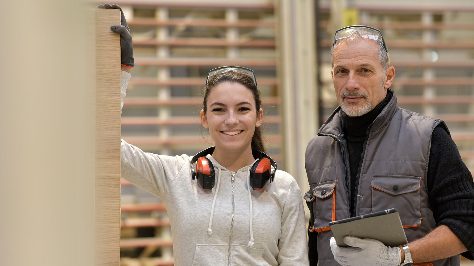 Lehrling und Ausbilder in der Holzwerkstatt. Bild: stock.adobe.com / goodluz