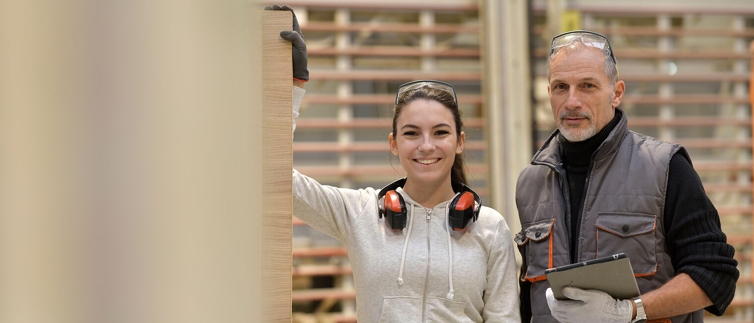 Lehrling und Ausbilder in der Holzwerkstatt. Bild: stock.adobe.com / goodluz