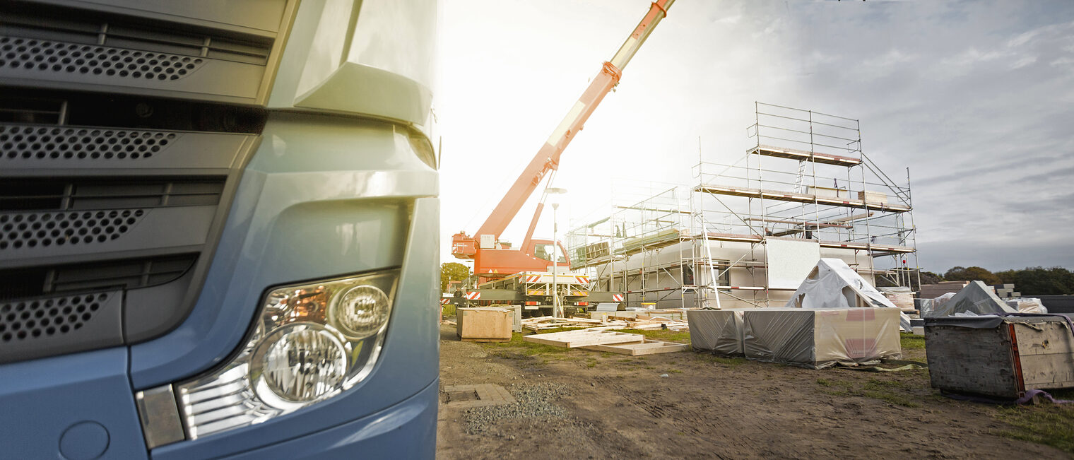 Baustelle mit Kran und Lkw. Bild: stock.adobe.com / Tim David Collection