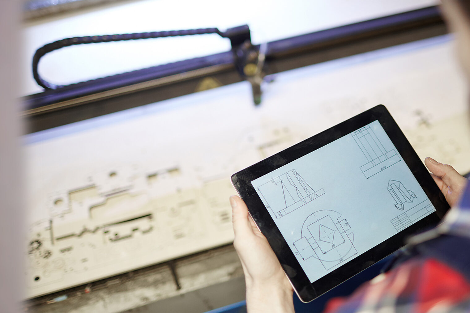 Konzeptbild Digitalisierung / Handwerker mit Tablet in der Werkstatt. Bild: stock.adobe.com / pressmaster