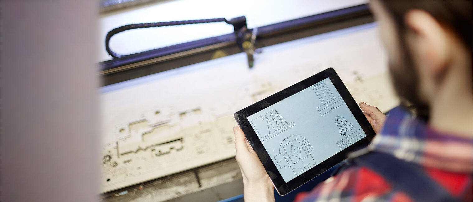 Konzeptbild Digitalisierung / Handwerker mit Tablet in der Werkstatt. Bild: stock.adobe.com / pressmaster