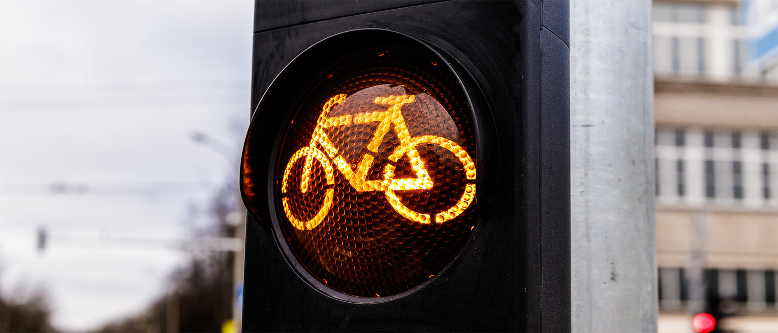 Radfahrerampel zeigt geld. Bild: stock.adobe.com / Marijus