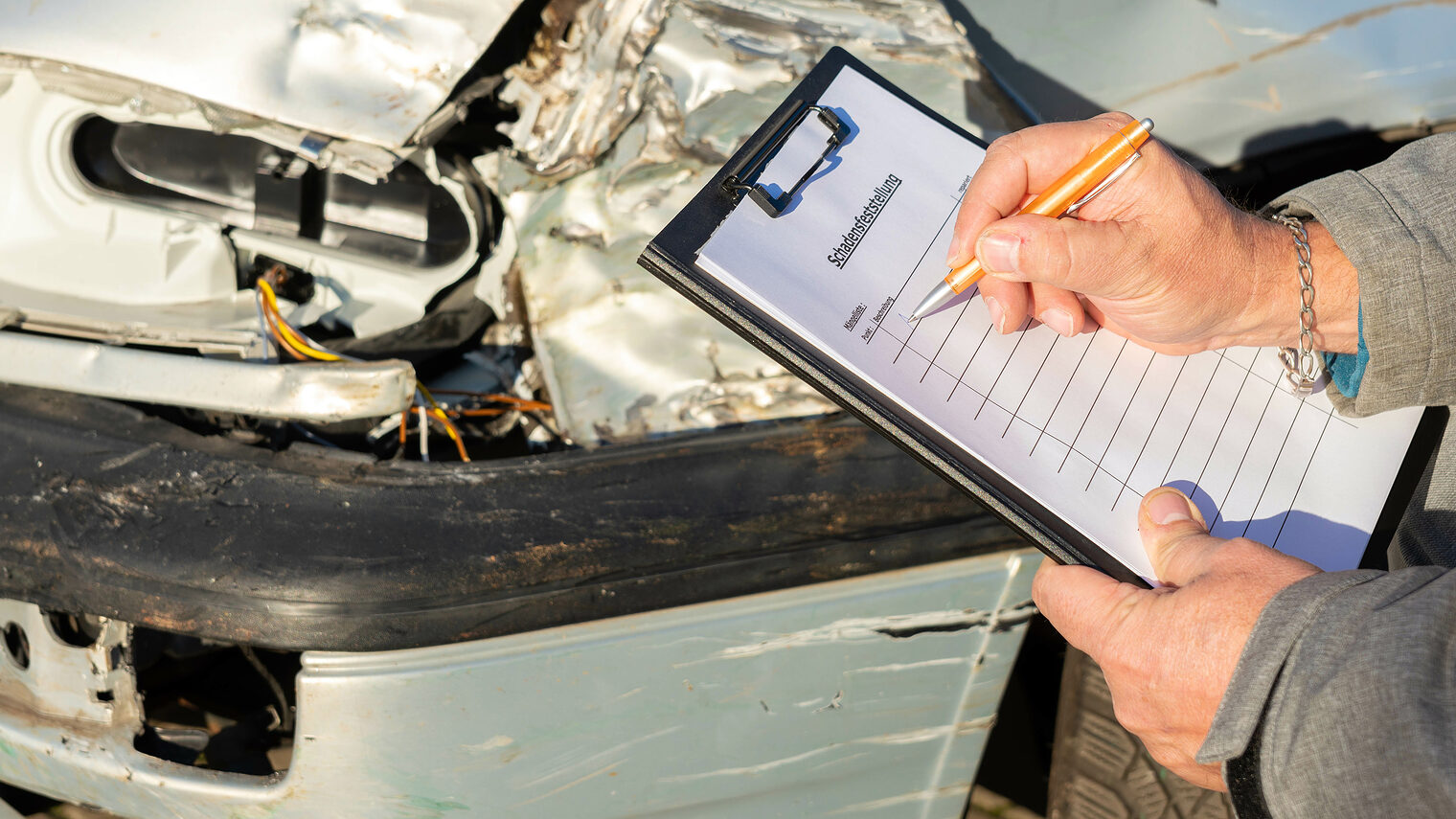 Aufnahme eines Versicherungsschadens nach einem Unfall durch einen Sachverständigen, Kfz. Unfall. Bild: SKatzenberger / stock.adobe.com