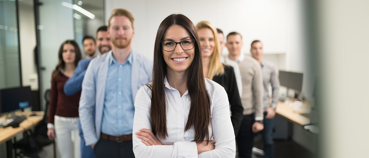 Eine Gruppe junger Unternehmensgründer. Bild: NDABCREATIVITY / stock.adobe.com