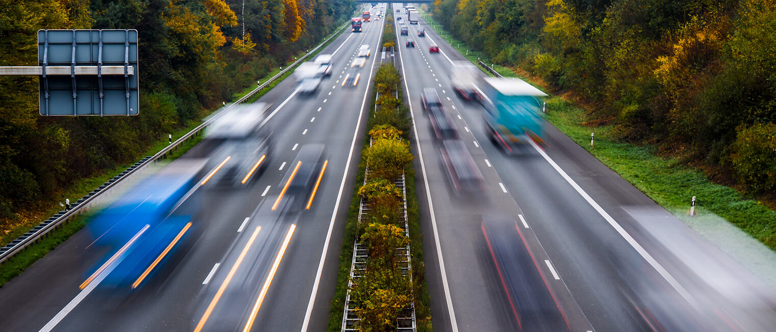 Autobahn mit Fahrzeugen. Bild: stock.adobe.com / miosmedia