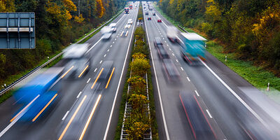Autobahn mit Fahrzeugen. Bild: stock.adobe.com / miosmedia