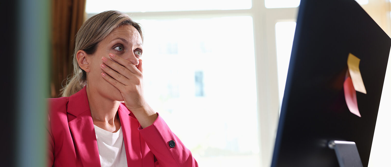 Erschrockene Frau vor dem Computer. Bild: stock.adobe.com / megaflopp