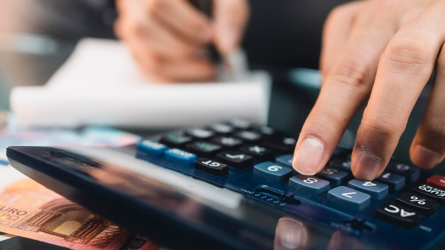 Steuern genau ausrechnen mit dem Taschenrechner, Inflation. Bild: Medienzunft Berlin /stock.adobe.com