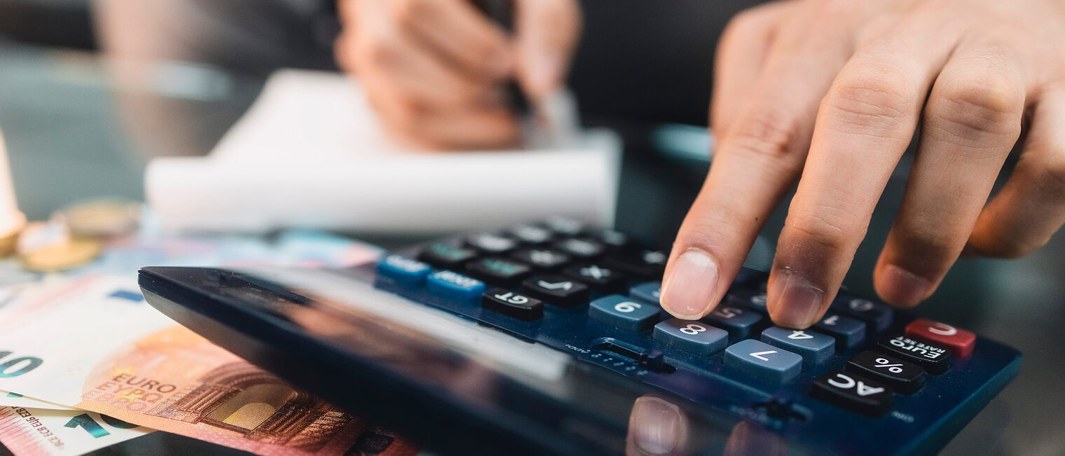 Steuern genau ausrechnen mit dem Taschenrechner, Inflation. Bild: Medienzunft Berlin /stock.adobe.com