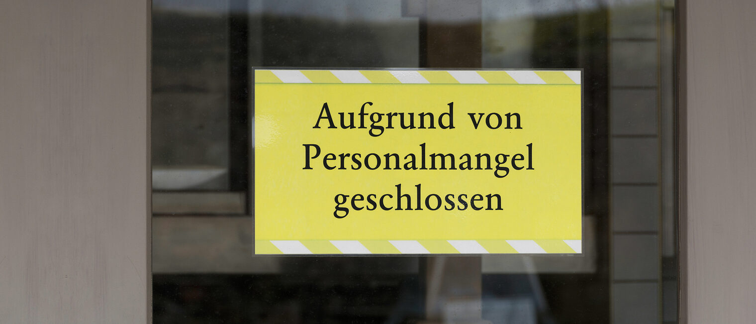 Schild: Aufgrund von Personalmangel geschlossen. Bild: stock.adobe.com / bluedesign
