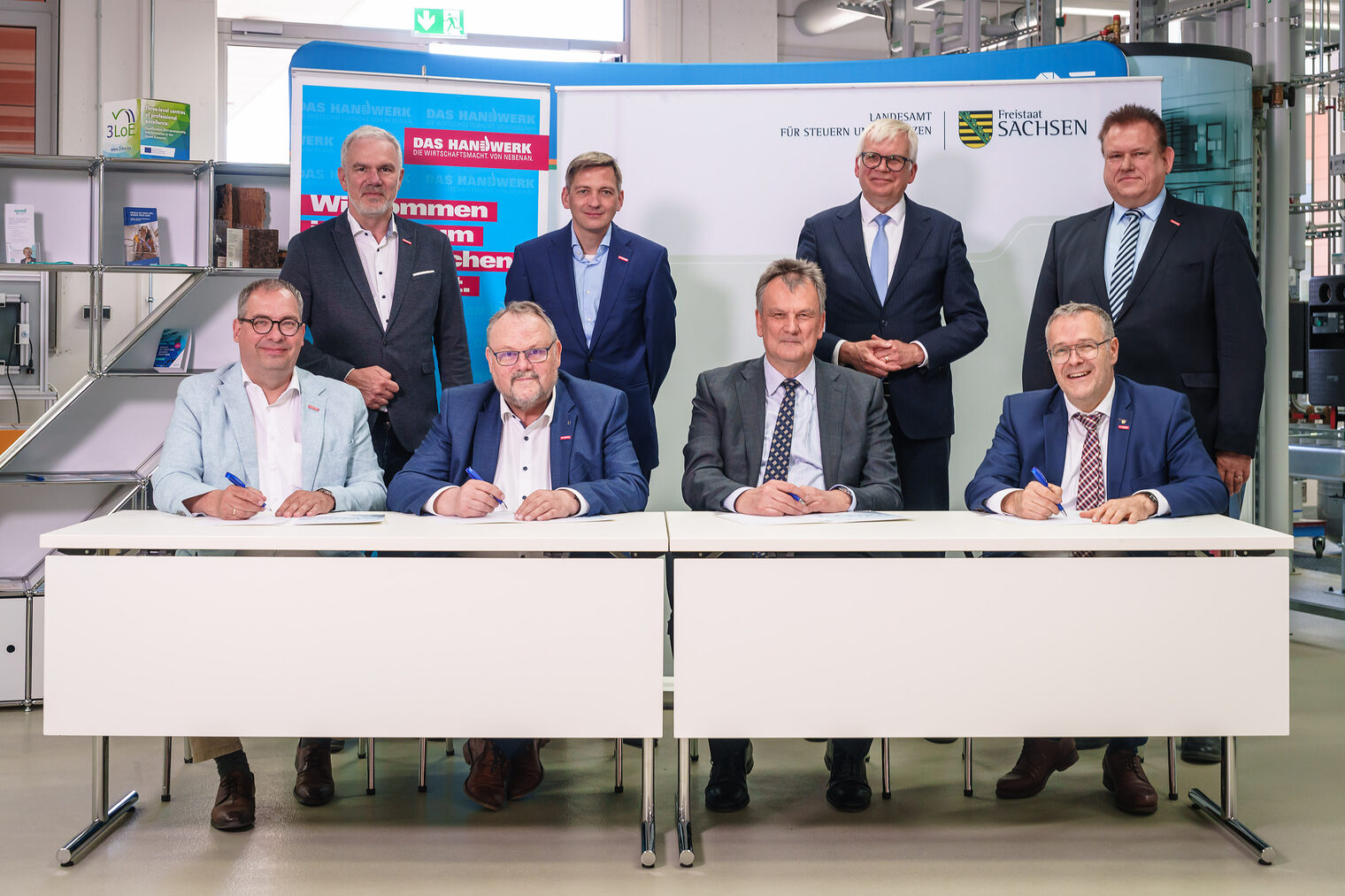 Unterzeichnung Strategiepapier am 15. Mai 2024 | 1. Reihe von links nach rechts: Matthias Forßbohm, Frank Wagner, Karl Köll, Jörg Dittric h| 2. Reihe von links nach rechts: Volker Lux, Markus Winkelströter, Hartmut Vorjohann, Dr. Andreas Brzezinski