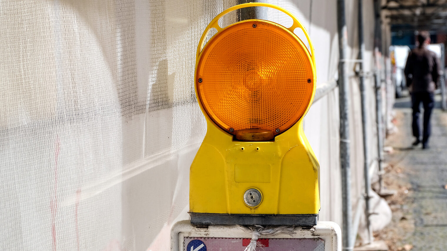 Baustellenlampe im Vordergrund an einer Baustelle mit Unterführ. Bild: redaktion93 / stock.adobe.com