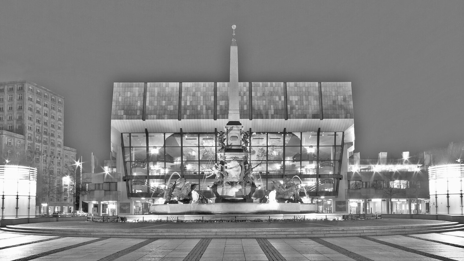 Gewandhaus zu Leipzig am Abend. Bild: FSEID / stock.adobe.com (bearbeitet)
