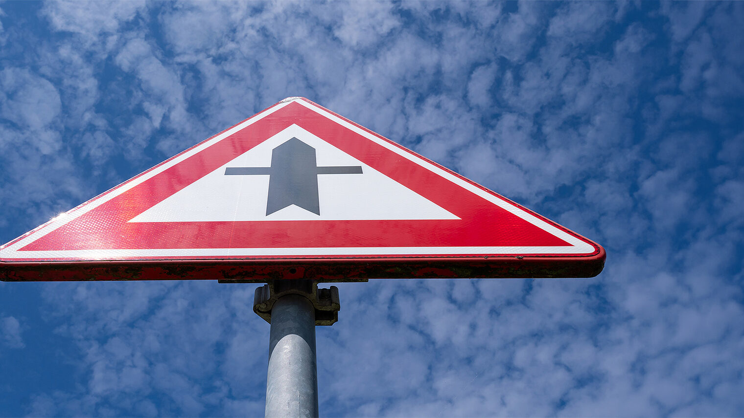 Verkehrsschild »Vorfahrt gewähren«. Bild: stock.adobe.com / Björn Wylezich