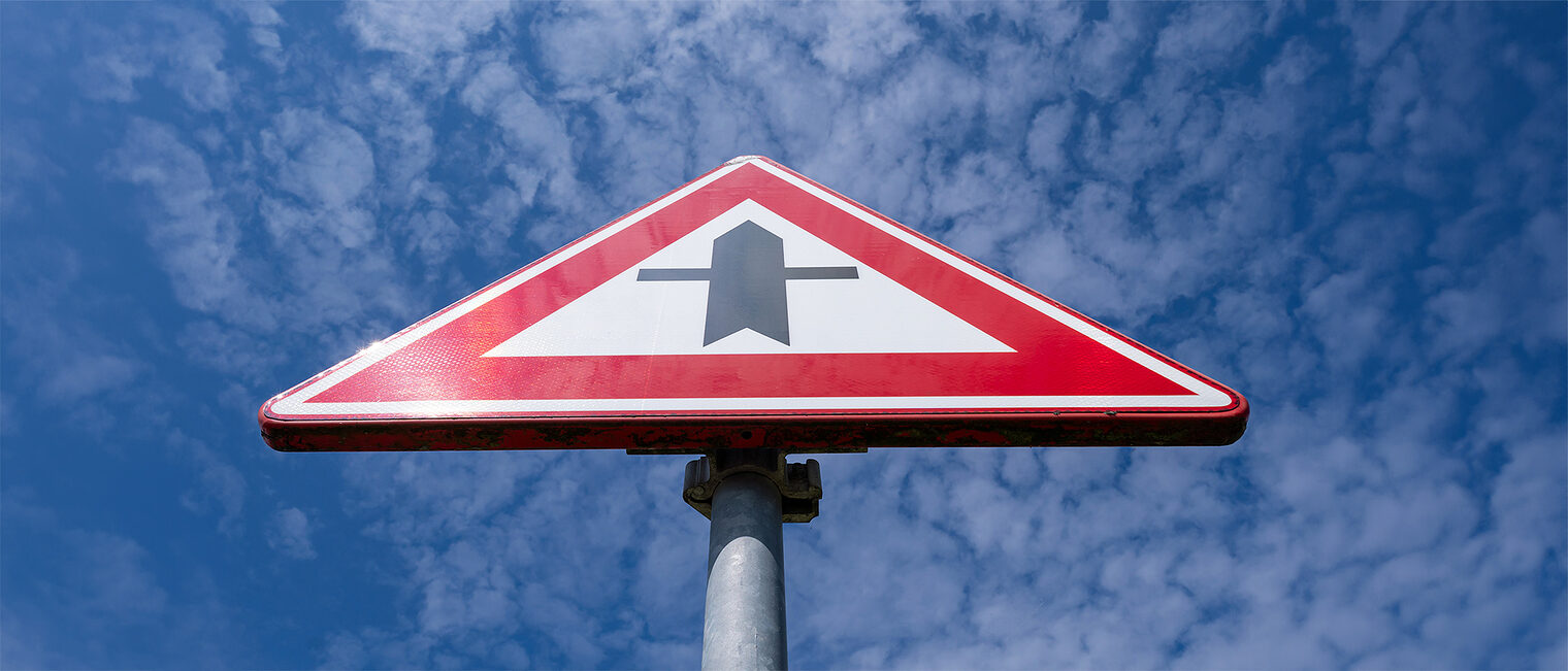 Verkehrsschild »Vorfahrt gewähren«. Bild: stock.adobe.com / Björn Wylezich
