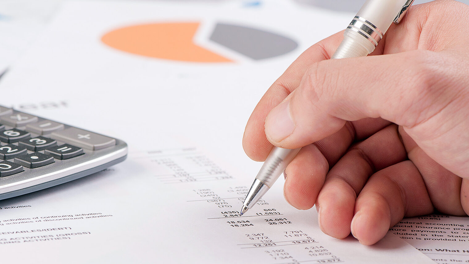 Taschenrechner und Statistik. Bild: pfpgroup / stock.adobe.com