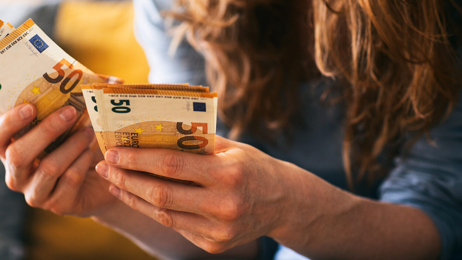 Frau zählt Geld, Euro, Banknote. Bild: ptnphotof/ stock.adobe.com