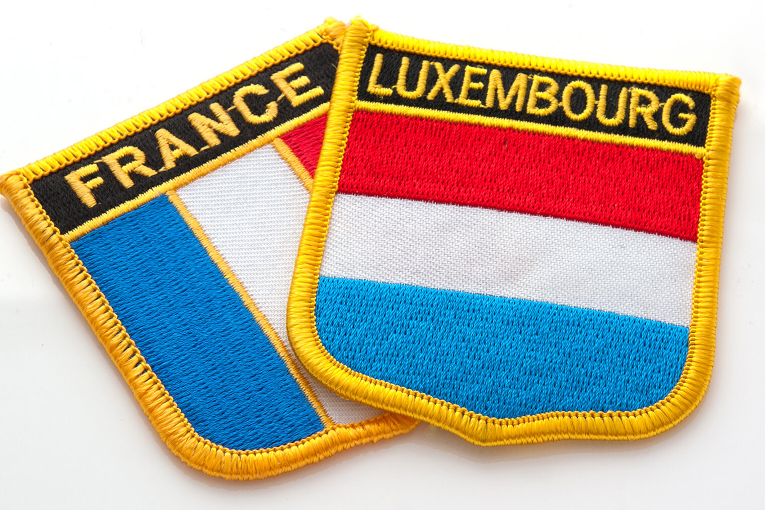 Patches mit den Flaggen von Frankreich und Luxemburg. 