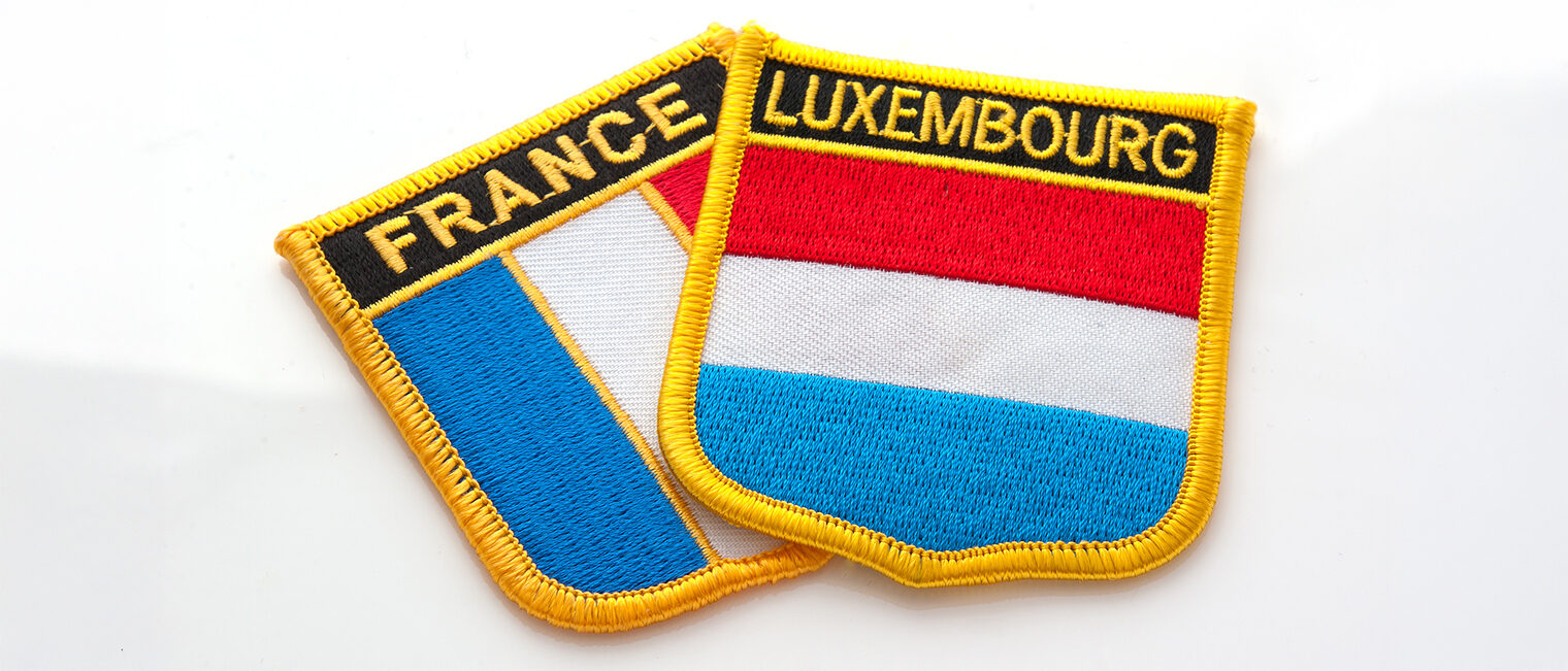 Patches mit den Flaggen von Frankreich und Luxemburg. 