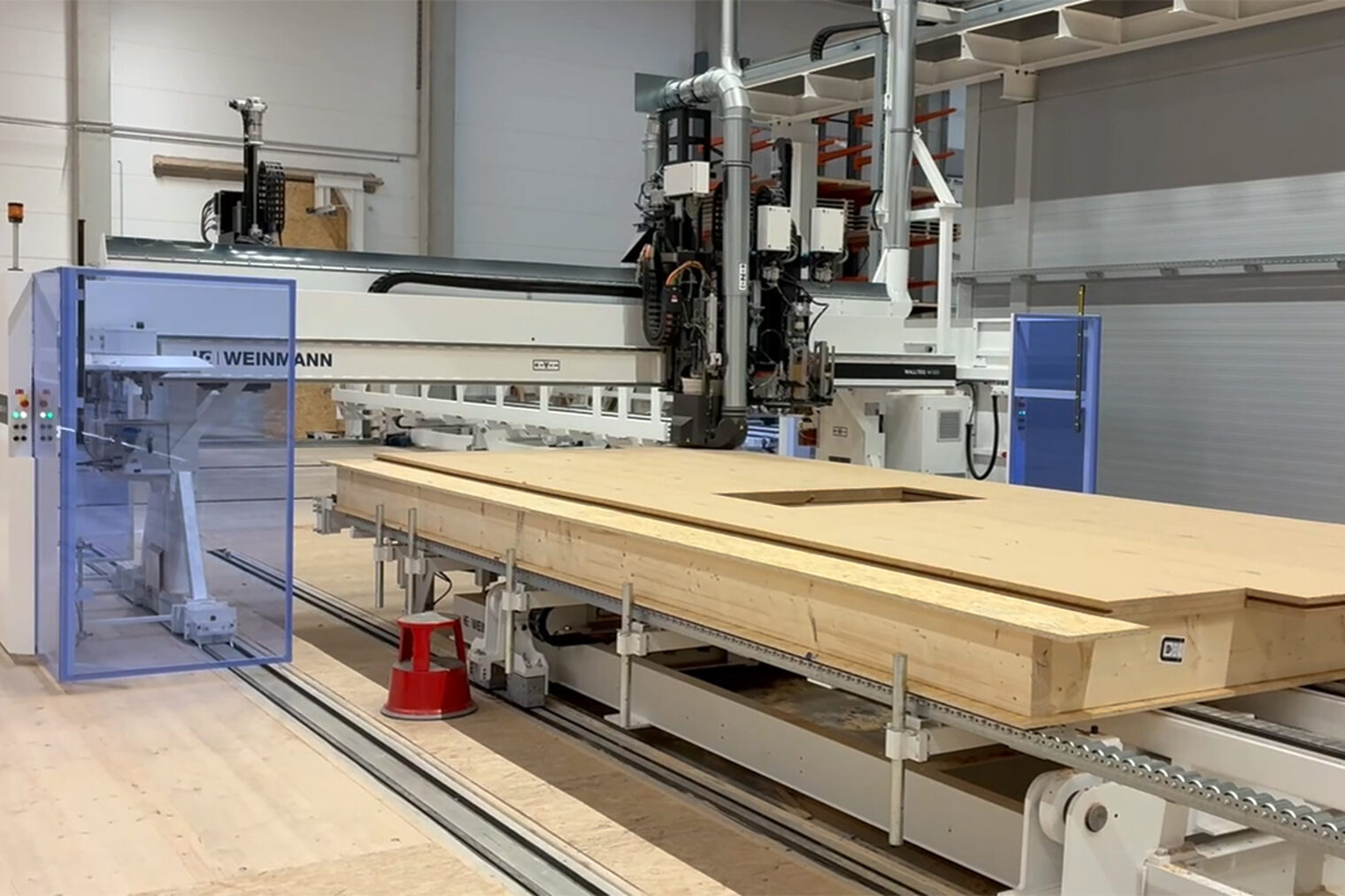Maschine zur Holzelementefertigung in der IMHOLZ GmbH.