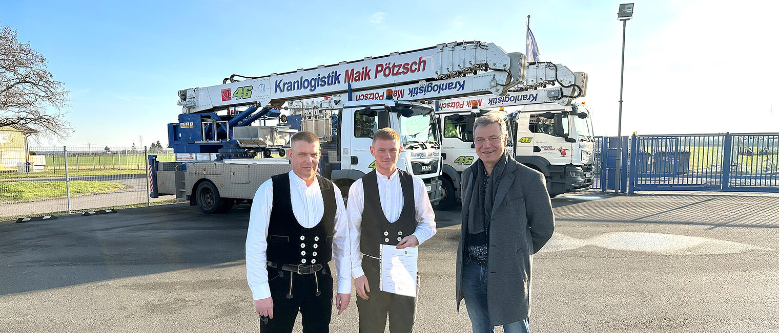 Geschäftsführer Maik Pötzsch mit seinem frisch bestandenem Gesellen John Patrick Josch und Landrat Kai Emanuel.
