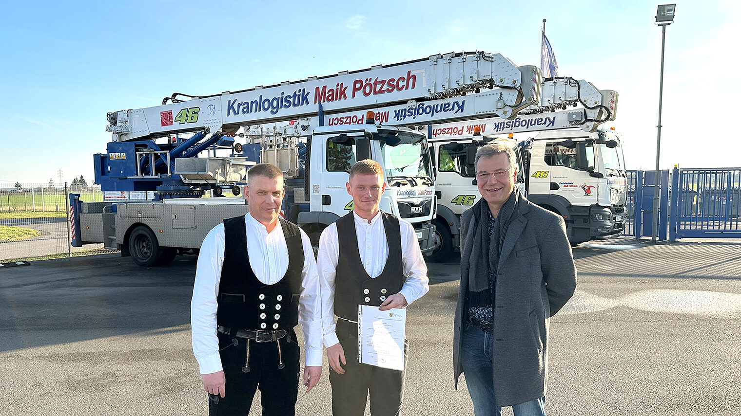 Geschäftsführer Maik Pötzsch mit seinem frisch bestandenem Gesellen John Patrick Josch und Landrat Kai Emanuel.
