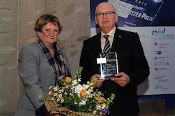 PUULitzer Preis 2010 für die Frank Fahrzeugbau GmbH aus Makranstädt. Hier Geschäftsführer Klaus Frank mit Sigrid Zimmermann, Hauptgeschäftsführerin der Handwerkskammer zu Leipzig. Bild: PUUL GmbH