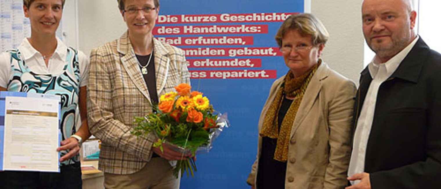 Hörgeräteakustikermeisterin Gabriele Gromke (2. von links) erhielt einen der ersten Innovationsgutscheine.