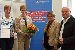 Hörgeräteakustikermeisterin Gabriele Gromke (2. von links) erhielt einen der ersten Innovationsgutscheine.