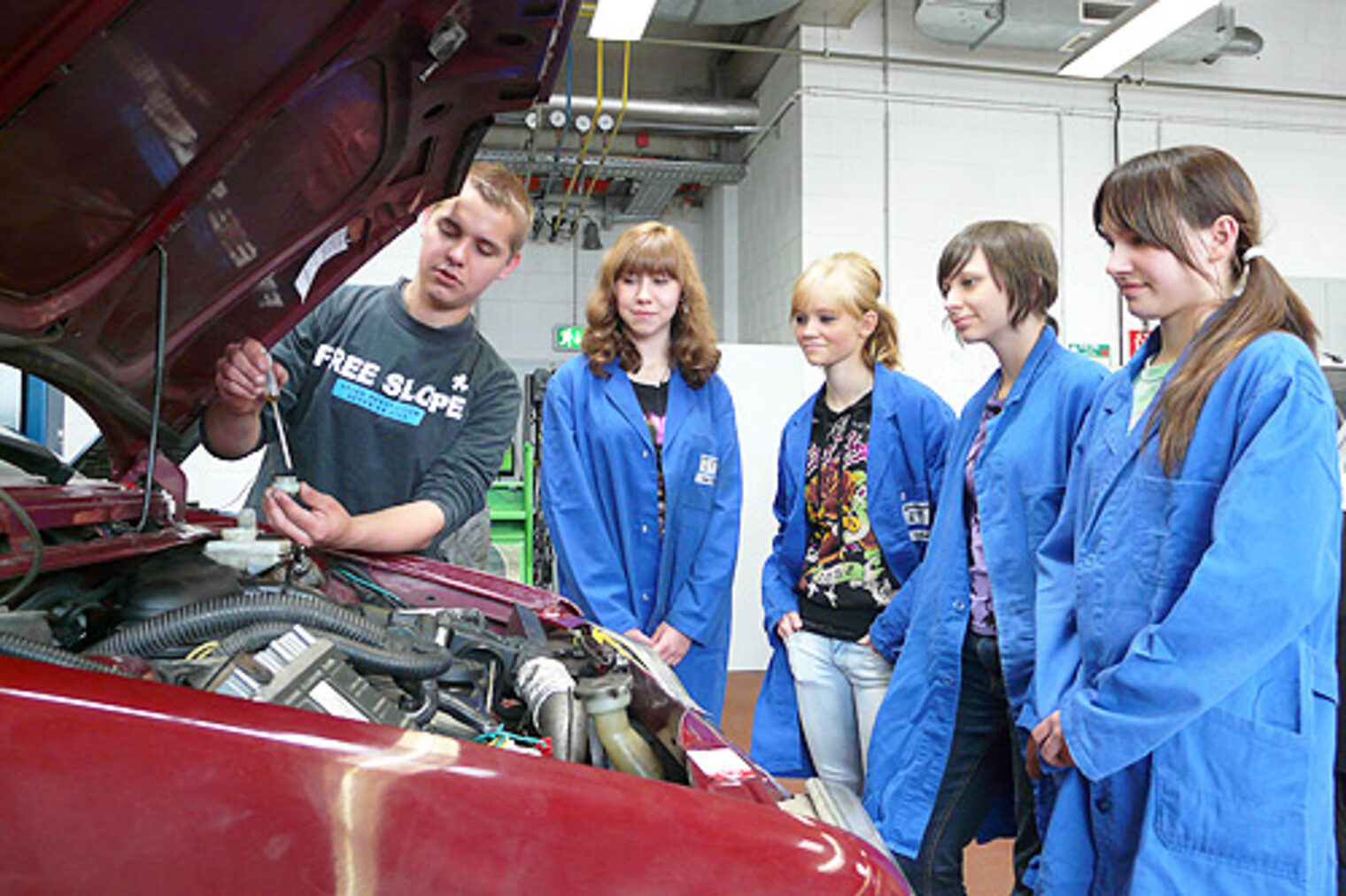 Girls' Day 2009 im BTZ: Lehrlinge zeigten jungen Frauen den Kfz-Bereich