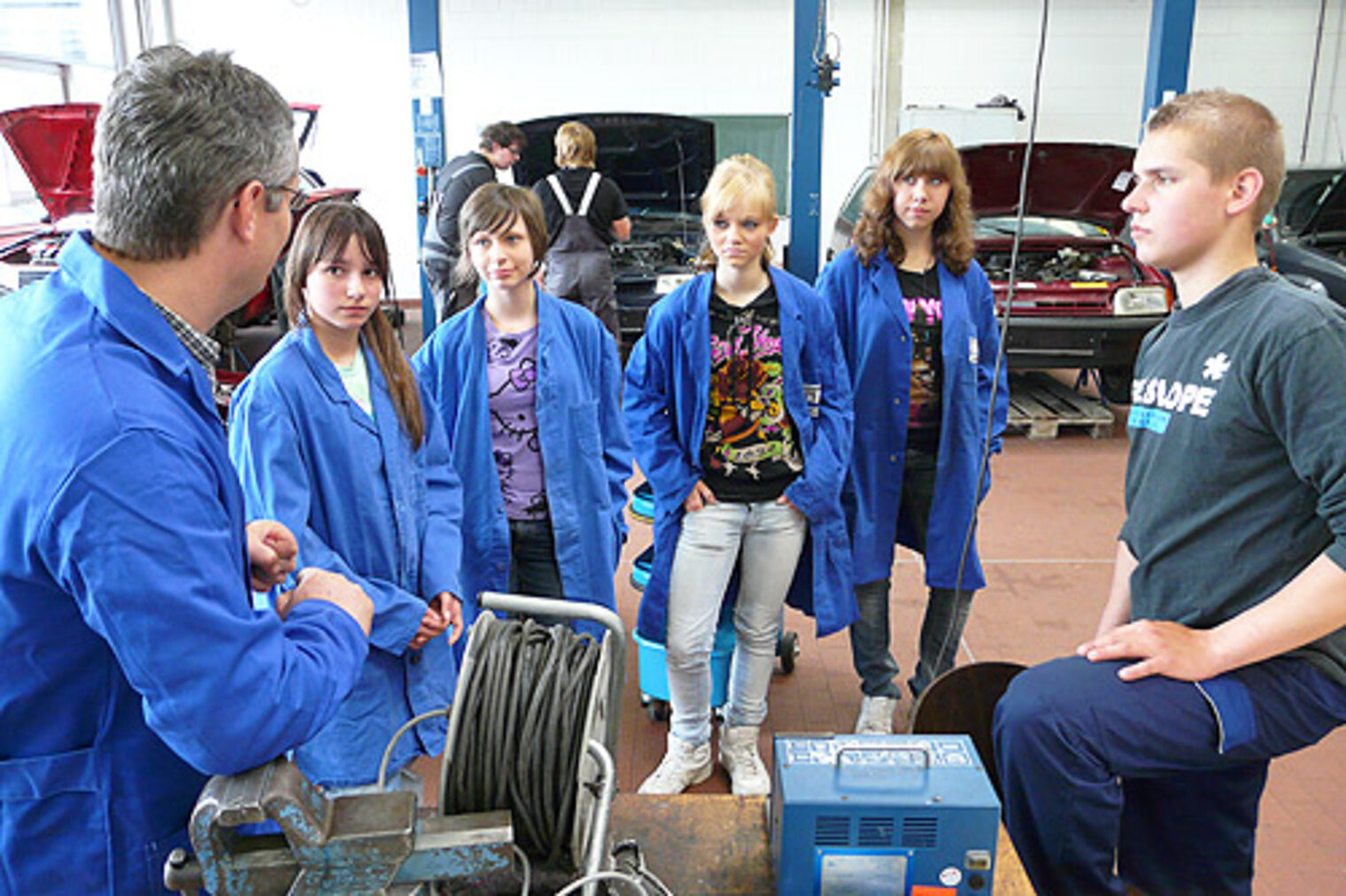 Girls' Day 2009 im BTZ: Im Kfz-Bereich führten Ausbilder und Lehrlinge durch den "Mädchen-Zukunftstag"