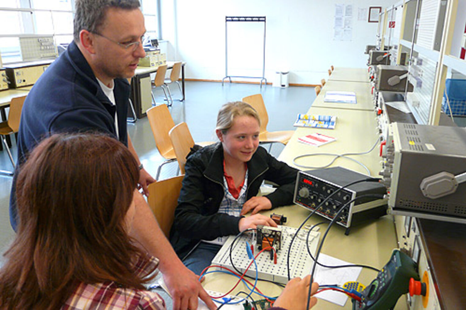 Girls' Day 2009 im BTZ: Im Elektrobereich wurden Schaltungen aufgebaut und Fernsehantennen justiert