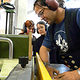Girls' Day 2009 im BTZ: In der Praxiswerkstatt der Zimmerer führt der Ausbilder eine Tischfräse vor