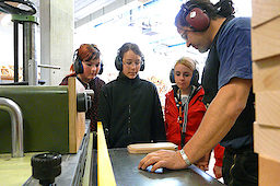 Girls' Day 2009 im BTZ: Praxiserfahrungen in der Zimmererwerkstatt des BTZ