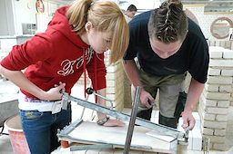 Girls' Day 2009 im BTZ: Lehrlinge zeigten den jungen Frauen was ihr Arbeitsbereich für Anforderungen bereit hält.