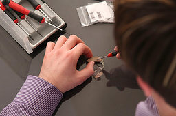 Hörgeräteakustiker. Bild: fotolia.com - Sven Vietense