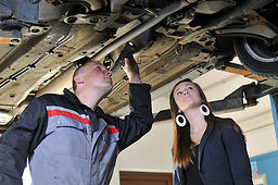 Ausbildung im Kfz-Betrieb. Bild: fotolia.com - Jörn Buchheim