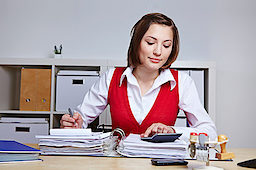 Kaufmännische Aufgaben im Büro bewältigen. Bild: fotolia.com - Robert Kneschke