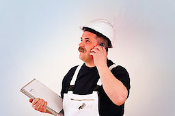 Handwerker mit Telefon. Bild: fotolia.com - Cello Armstrong