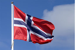Norwegische Flagge. Bild: pixelio.de - Stephanie Hofschlaeger