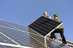 Installation einer Solaranlage. Bild: fotolia.com - Harald Lange